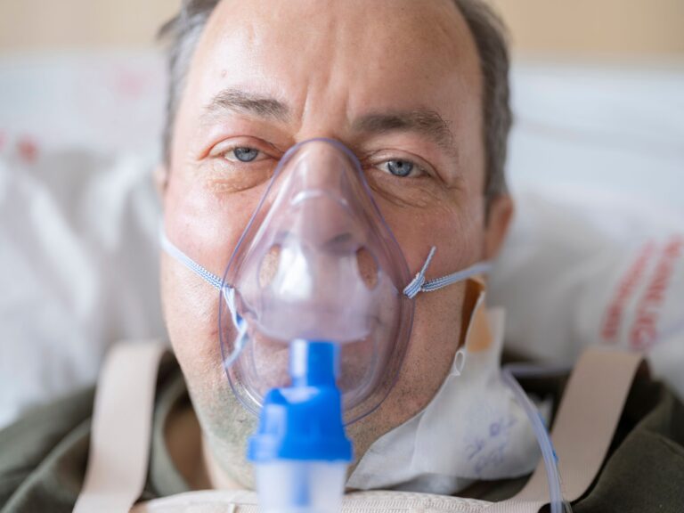 Artificial heart valves: even the smallest leak is linked to shorter survival