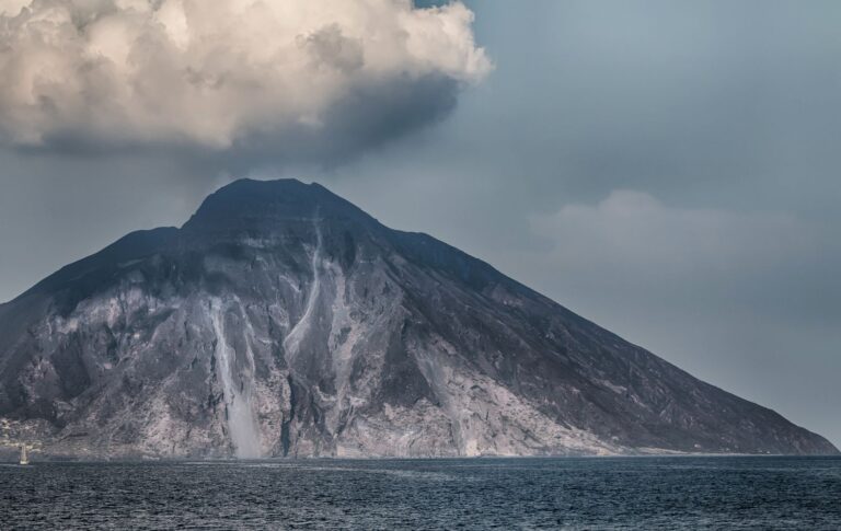 ¿Por qué fue tan enorme el tsunami de Tonga? Su caldera se hundió