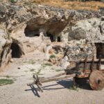 El omóplato perforado de un neandertal apunta a una lanza de madera, y a un grupo que reunía a sus muertos
