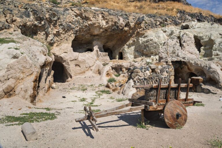 El omóplato perforado de un neandertal apunta a una lanza de madera, y a un grupo que reunía a sus muertos